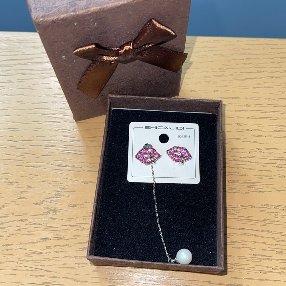 NWB Women Purple Color Rhinestones Mini Lip Shape Pearl Drop Dangle Earrings